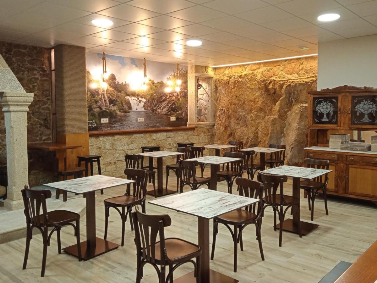 O Cabanel Albergue-Bar Villastose Bagian luar foto