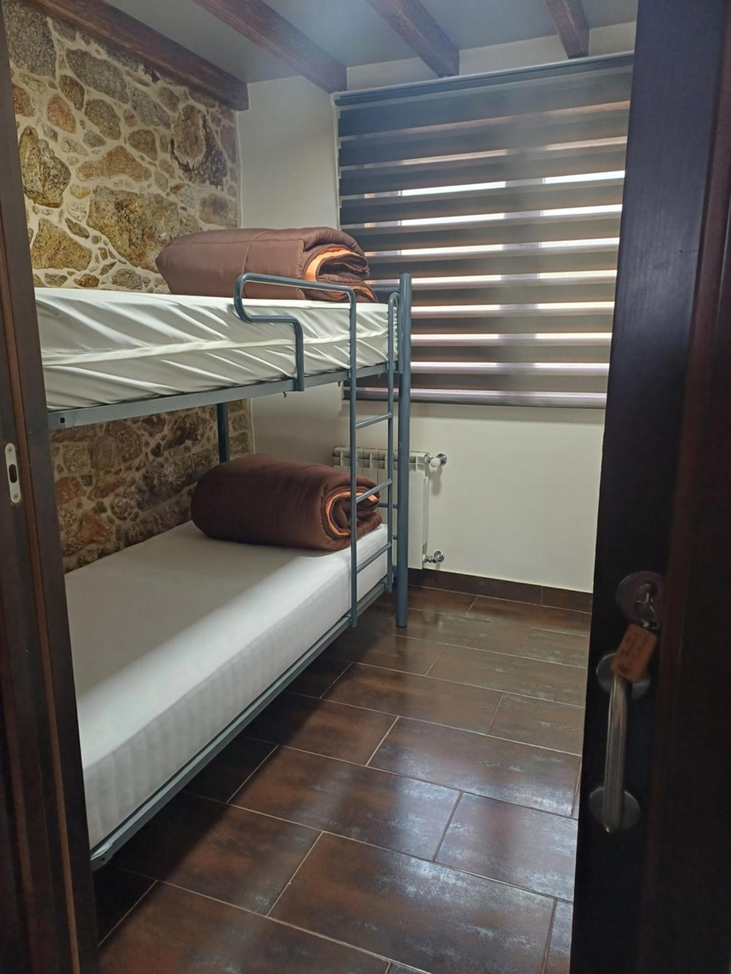 O Cabanel Albergue-Bar Villastose Bagian luar foto