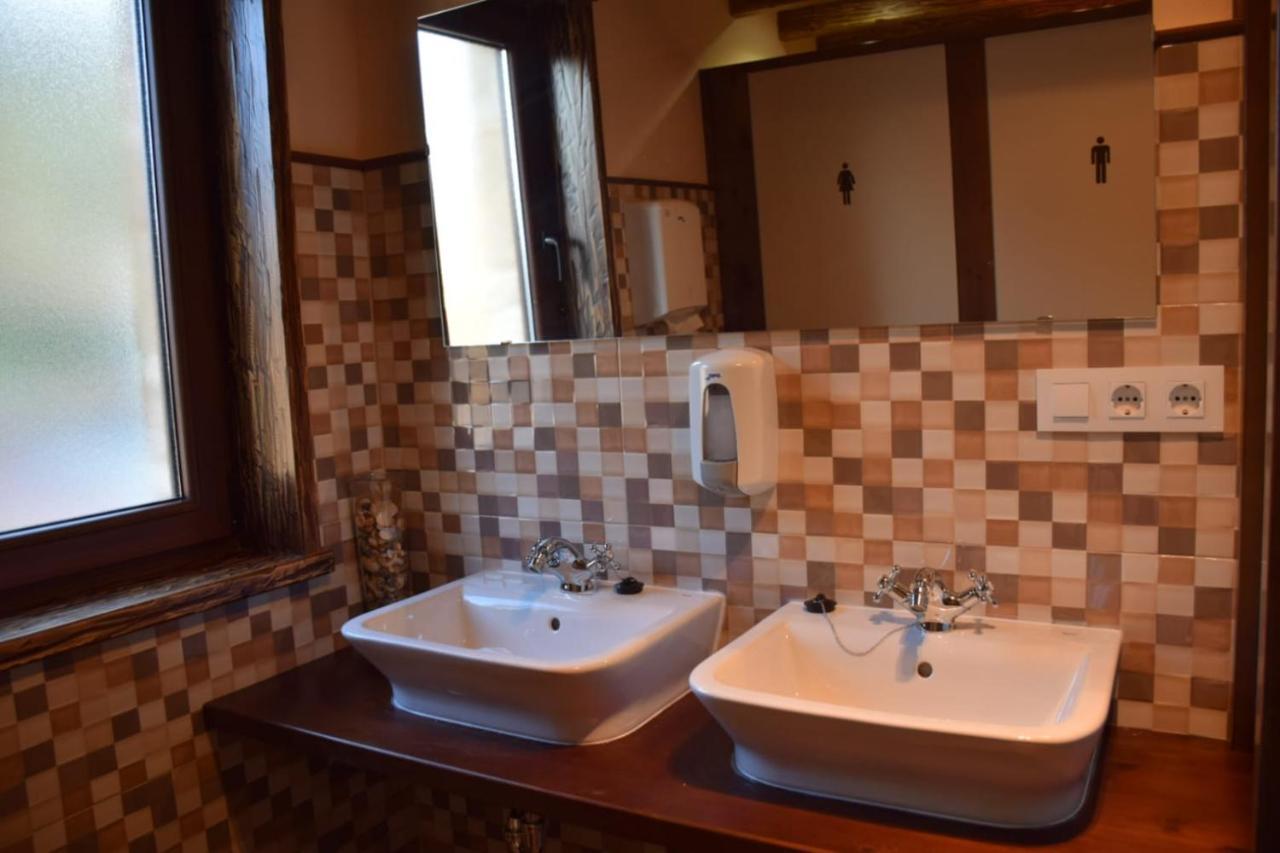 O Cabanel Albergue-Bar Villastose Bagian luar foto
